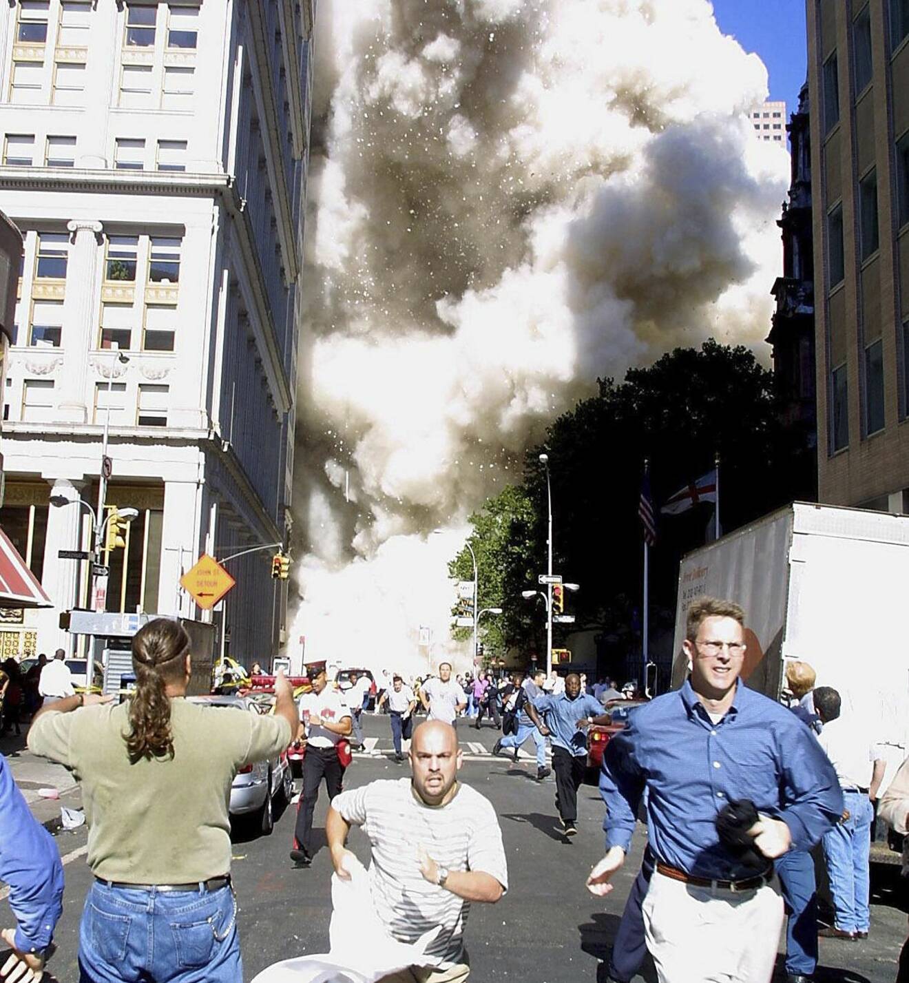 Panik utbröt i New York och människor sprang för livet när World Trade Center kollapsade den 11 september 2001.