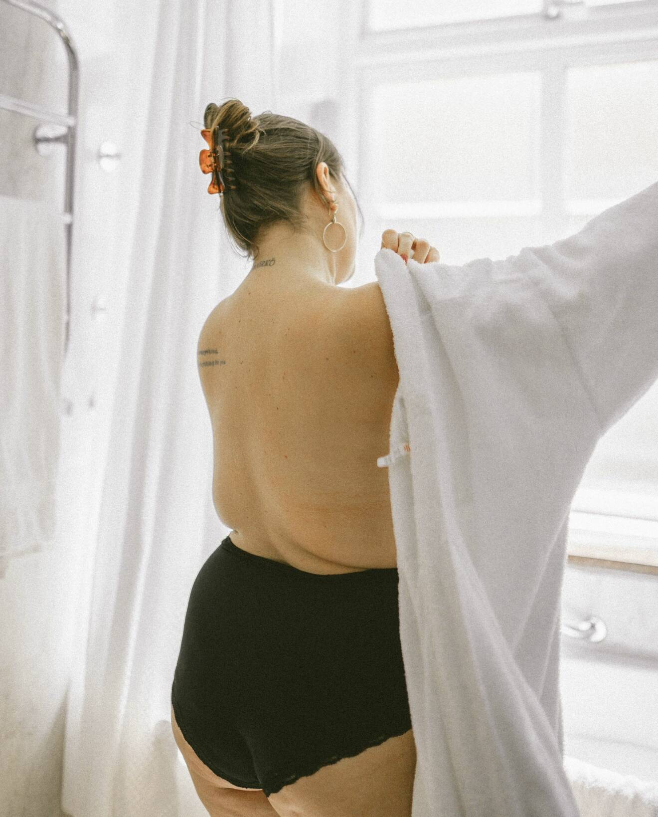 Tuggmotstånd är namnet på fotografen Amandas Instagramkonto som är en frizon för alla kroppar – stora och små, unga som gamla, vanliga eller ovanliga.