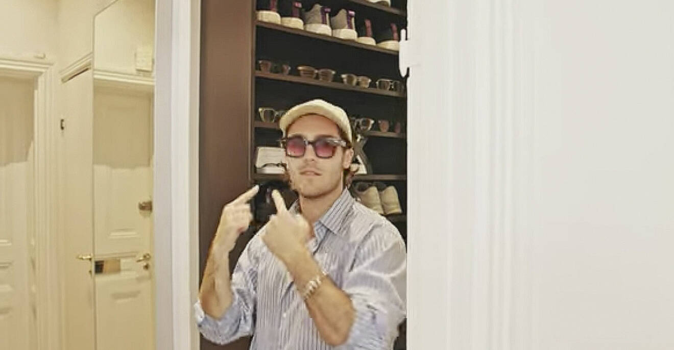Benjamin Ingrosso i solglasögon i sin hall