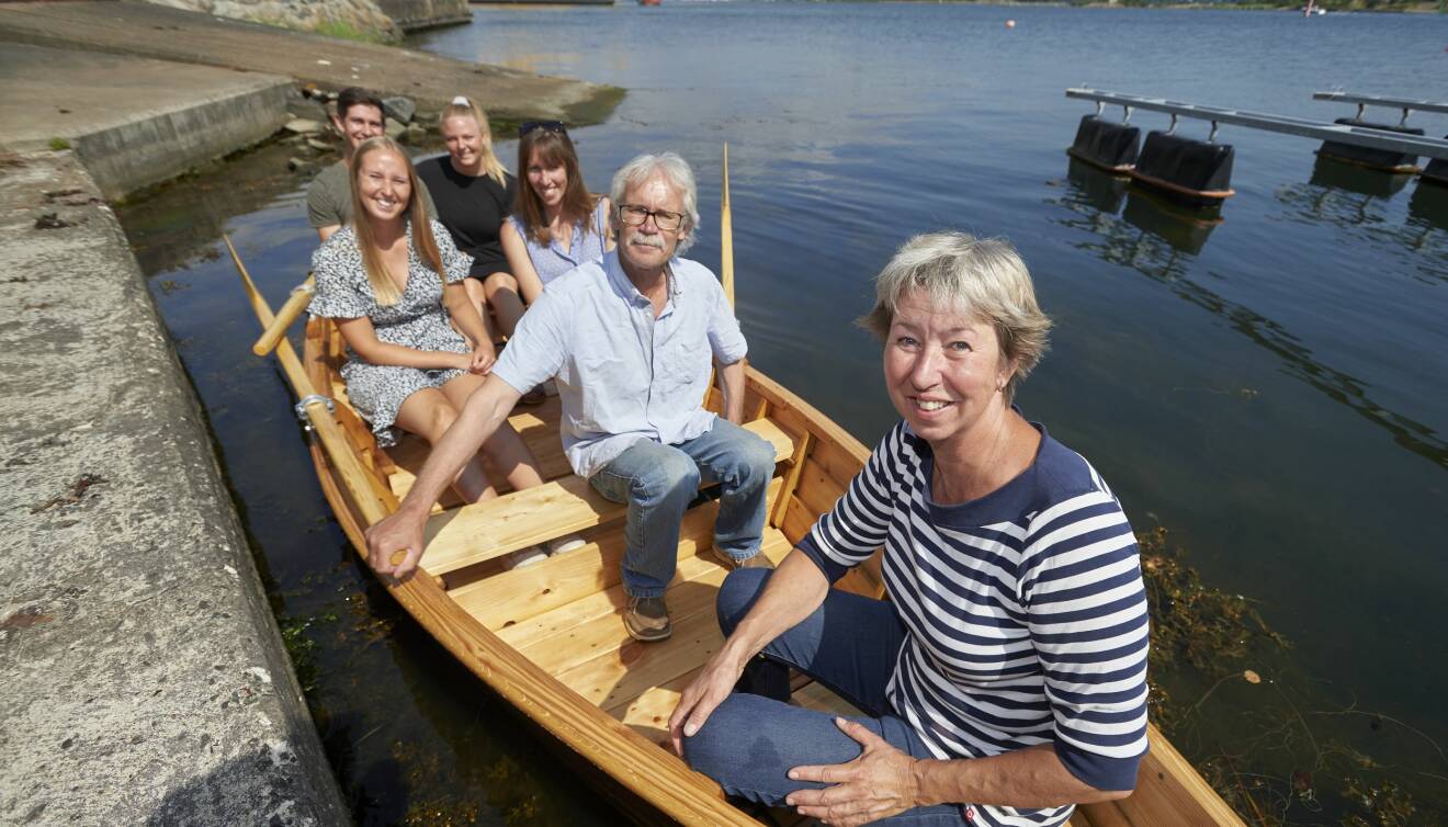 Dags för premiärtur med ekan och Eva sitter i båten tillsammans med maken Bernt, deras tre barn Helena, Cecilia och Lars samt Lars flickvän Linnea.