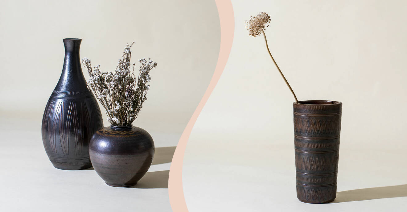 Till vänster en hög mörkbrun golvvas och en mindre vas i rund form med en bukett torkade blommor i, till höger en rak mörkbrun vas med en torkad blomma i.