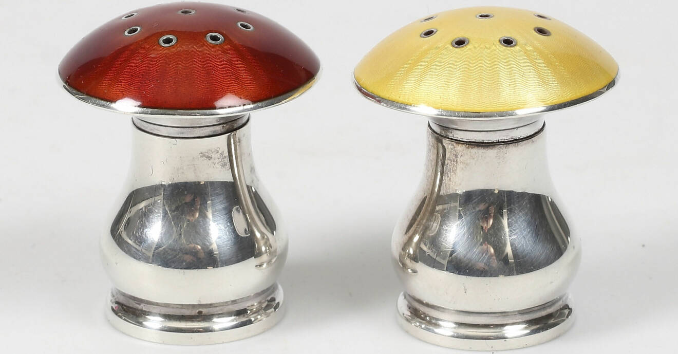 Salt- och pepparkar i form av svampar i sterlingsilver med röda och gula hattar.