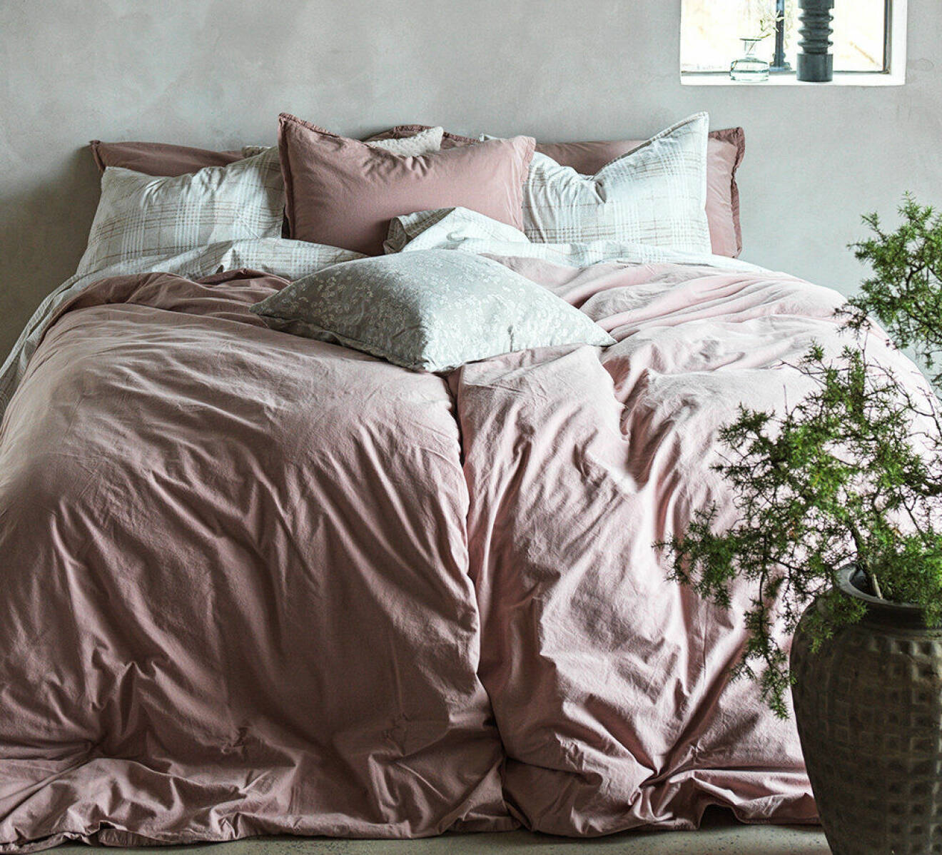 Säng med rosa sängkläder.