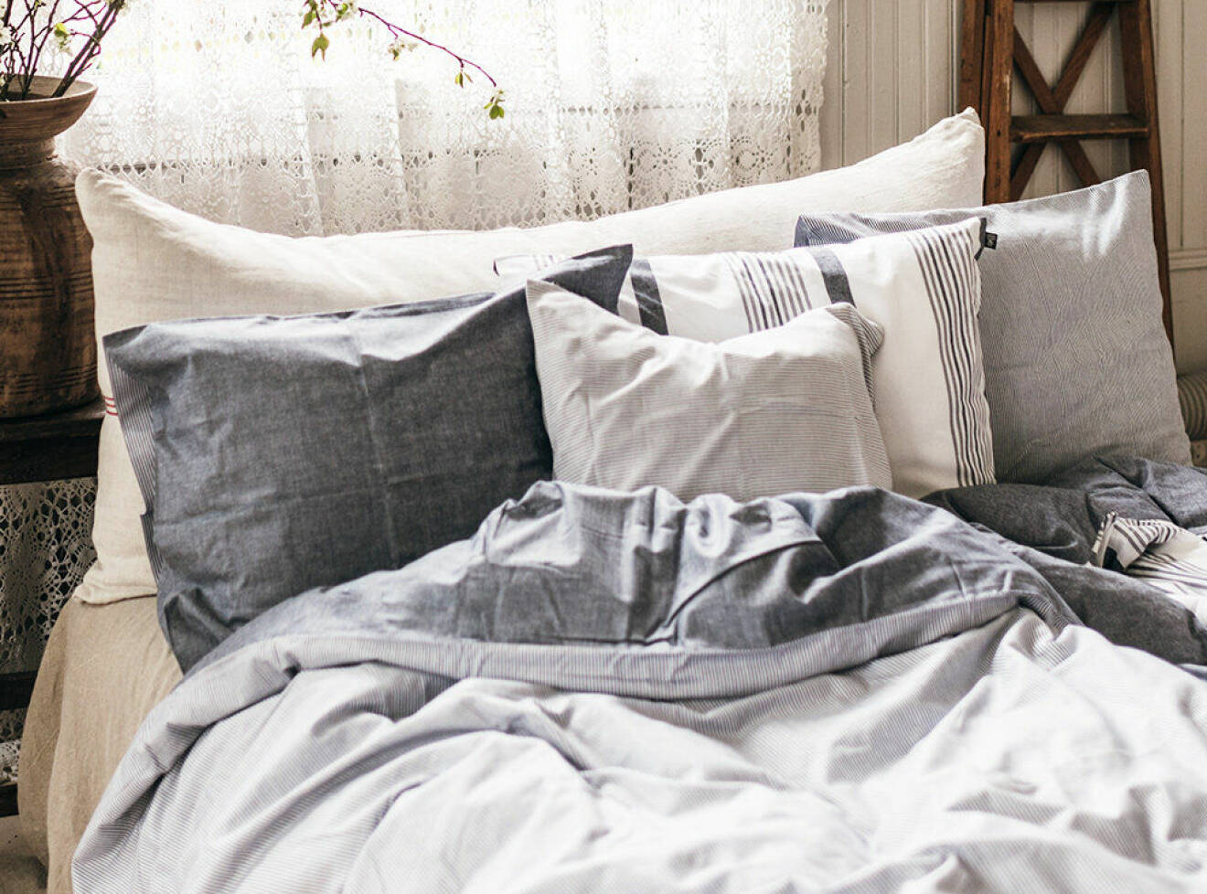Blå och vita sängkläder.