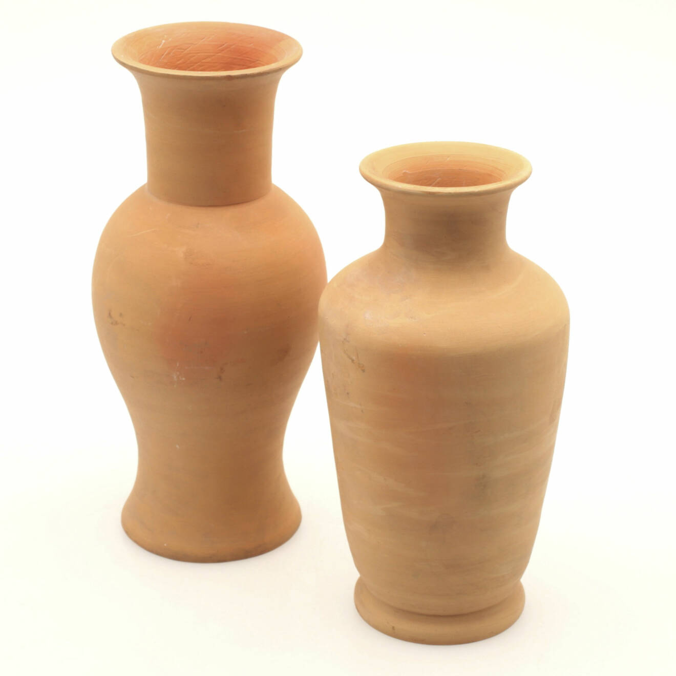 Två oglaserade vaser i keramik.