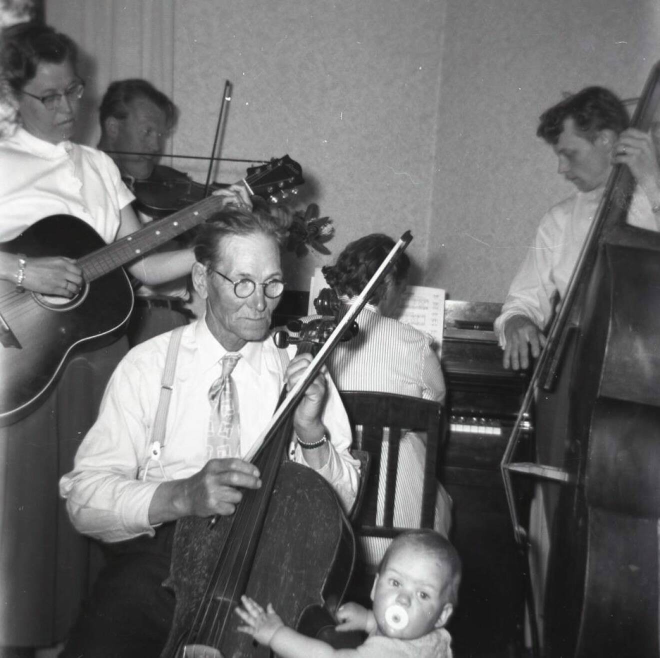 Mona Johansson kommer från en musikalisk släkt och släkten på hennes pappas sida bildade en egen orkester som åkte runt och spelade.