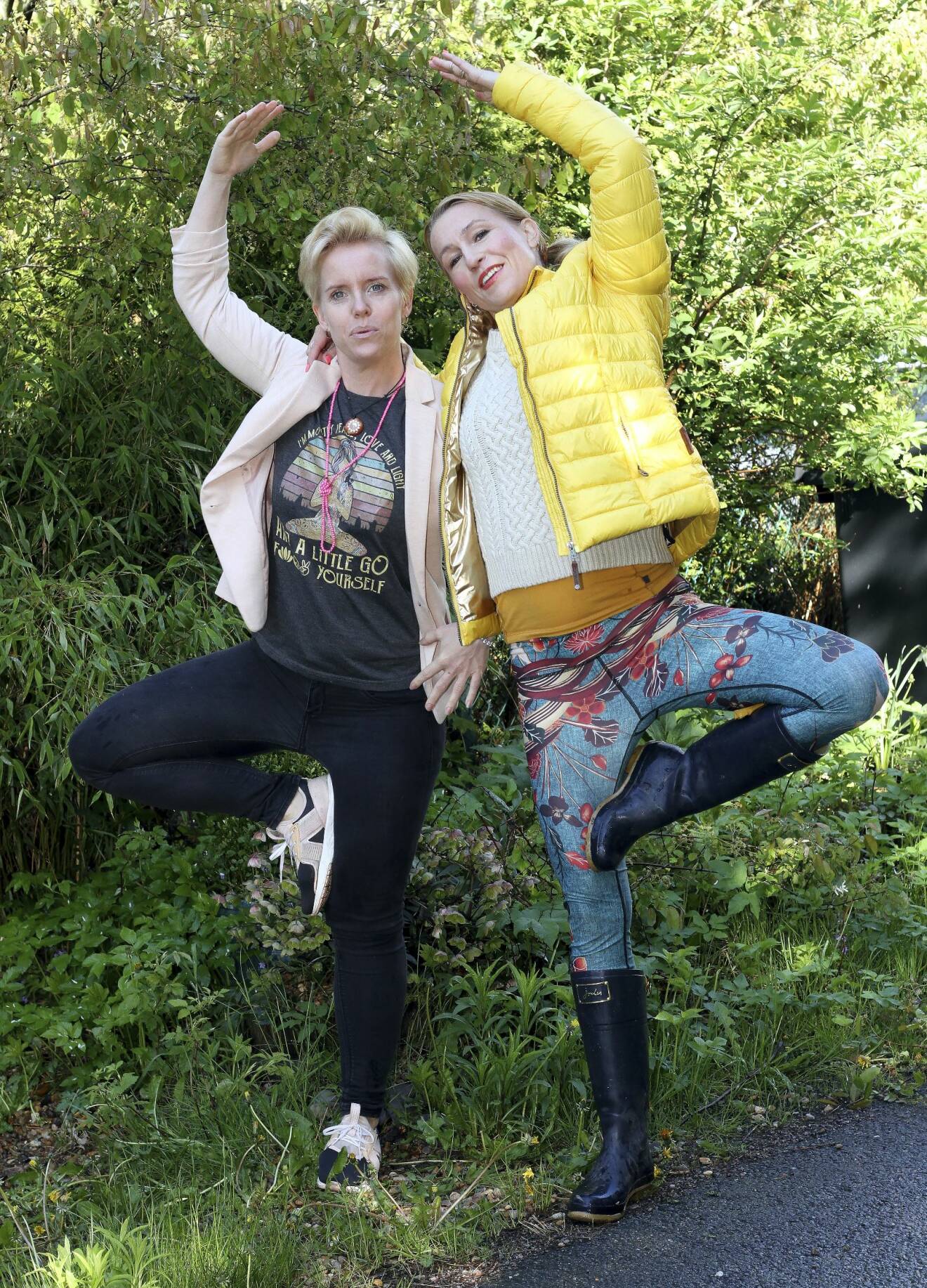 Malin Törnqvist och Lisa Karinsdotter i en yogaposition.