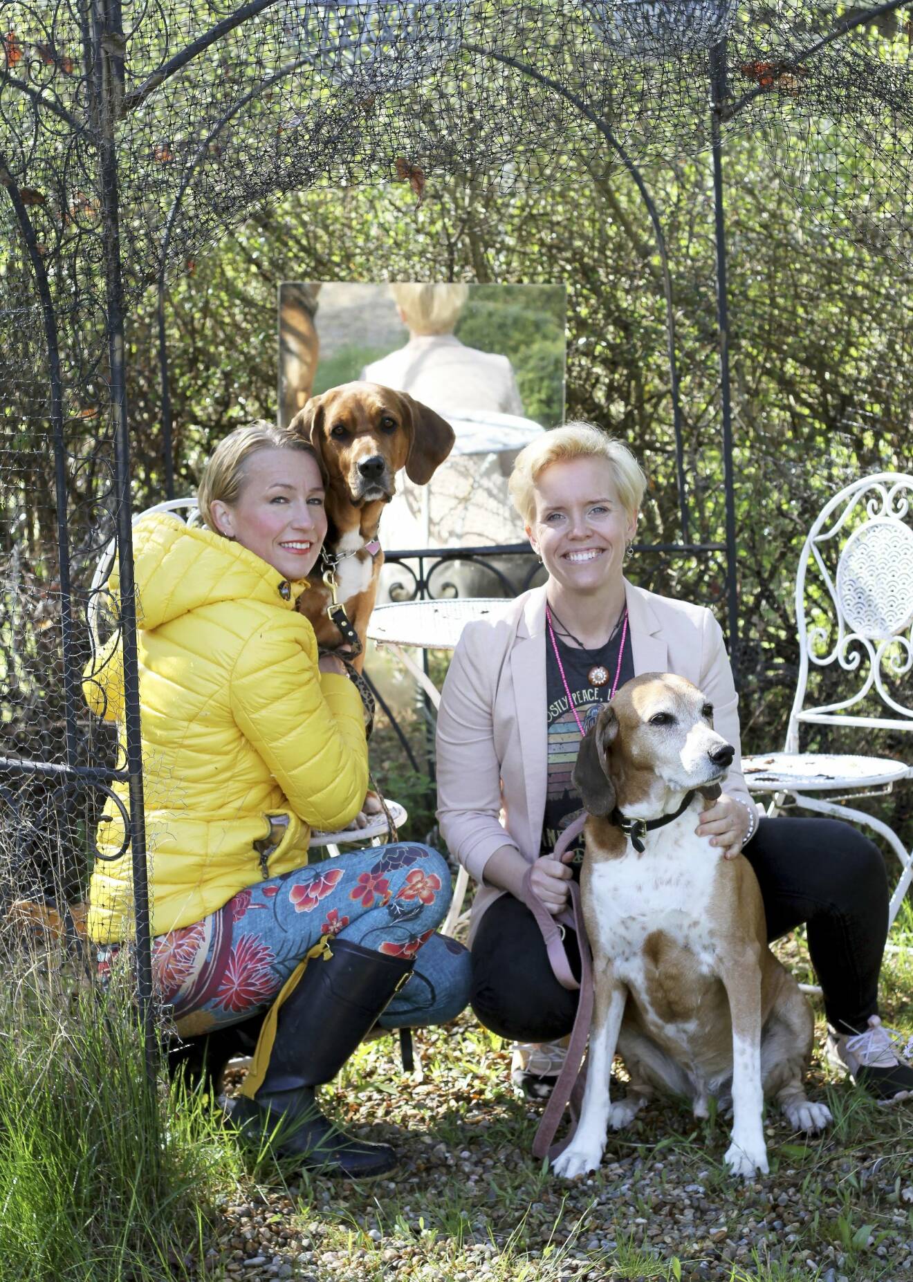 Lisa Karinsdotter och Malin Törnqvist tillsammans med två hundar.