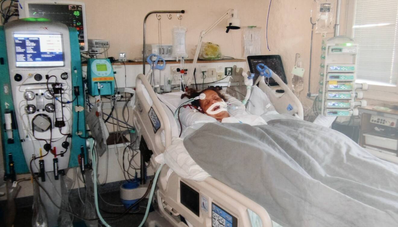 Eva ligger i en sjukhussäng på intensivvårdsavdelningen på Värnamo lasarett