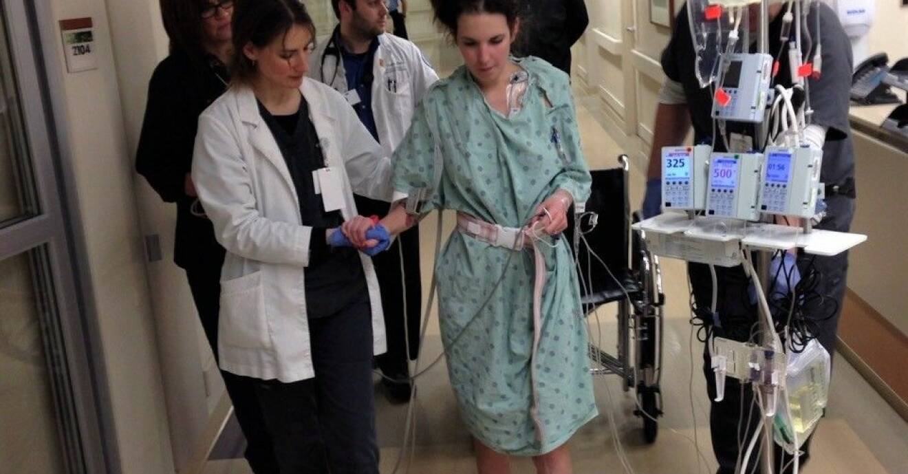 Emma gåtränar på sjukhuset efter operationen.