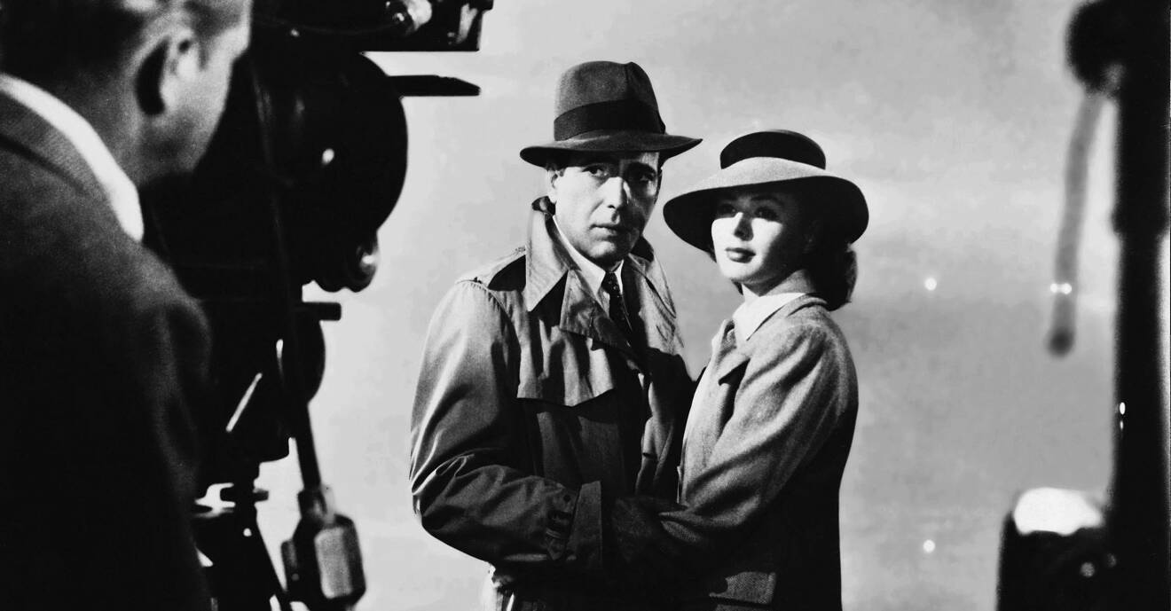 Svartvit bild av Humphrey Borgart och Ingrid Bergman under inspelningen av Casablanca.