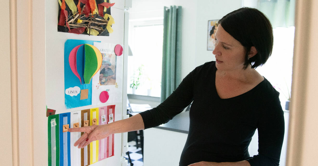Monica Bergenek i Malmö visar upp veckoschemat för sonen Linus som har flera npf-diagnoser.