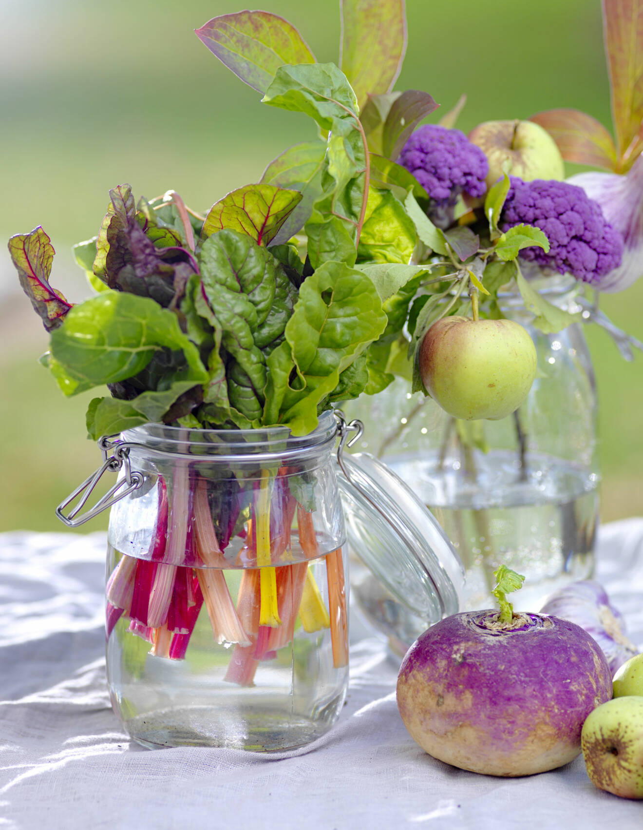 Sätt grönsaker i en vas – för ett lekfullt arrangemang.