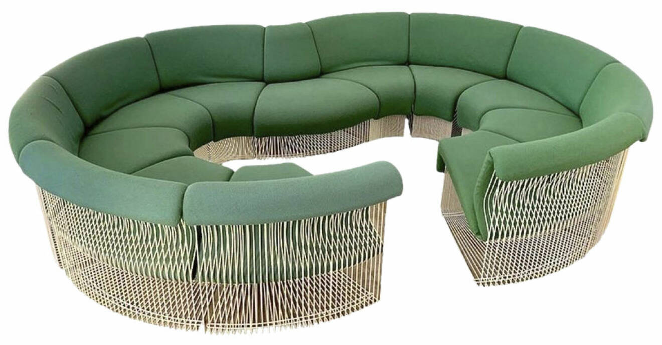 Konkav soffa i grönt och kromat stål.