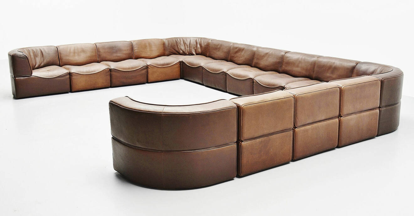 Stor soffa i skinn bestående fyra hörnmoduler och elva mittenmoduler.