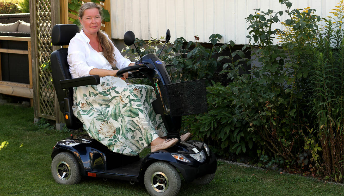 Louise Erenmo som drabbats av sällsynta sjukdomen MOG använder idag elscooter i vardagen.