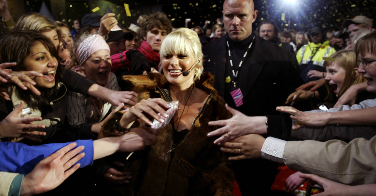 Carolina Gynning omgiven av jublande människor efter att hon vunnit Big Brother 2004.