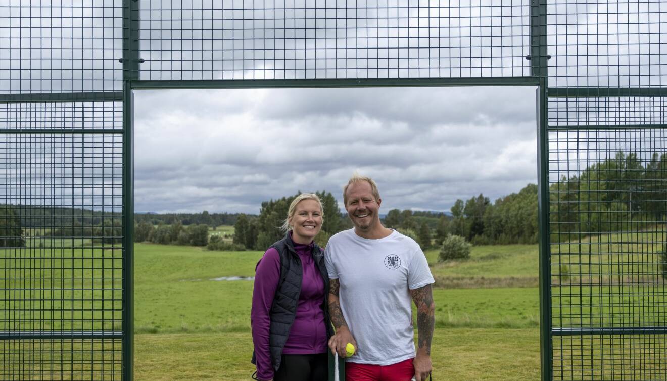 Paret Karin Ås och Jon-Erik Andersson vid en padelbana i natursköna, lantliga omgivningar