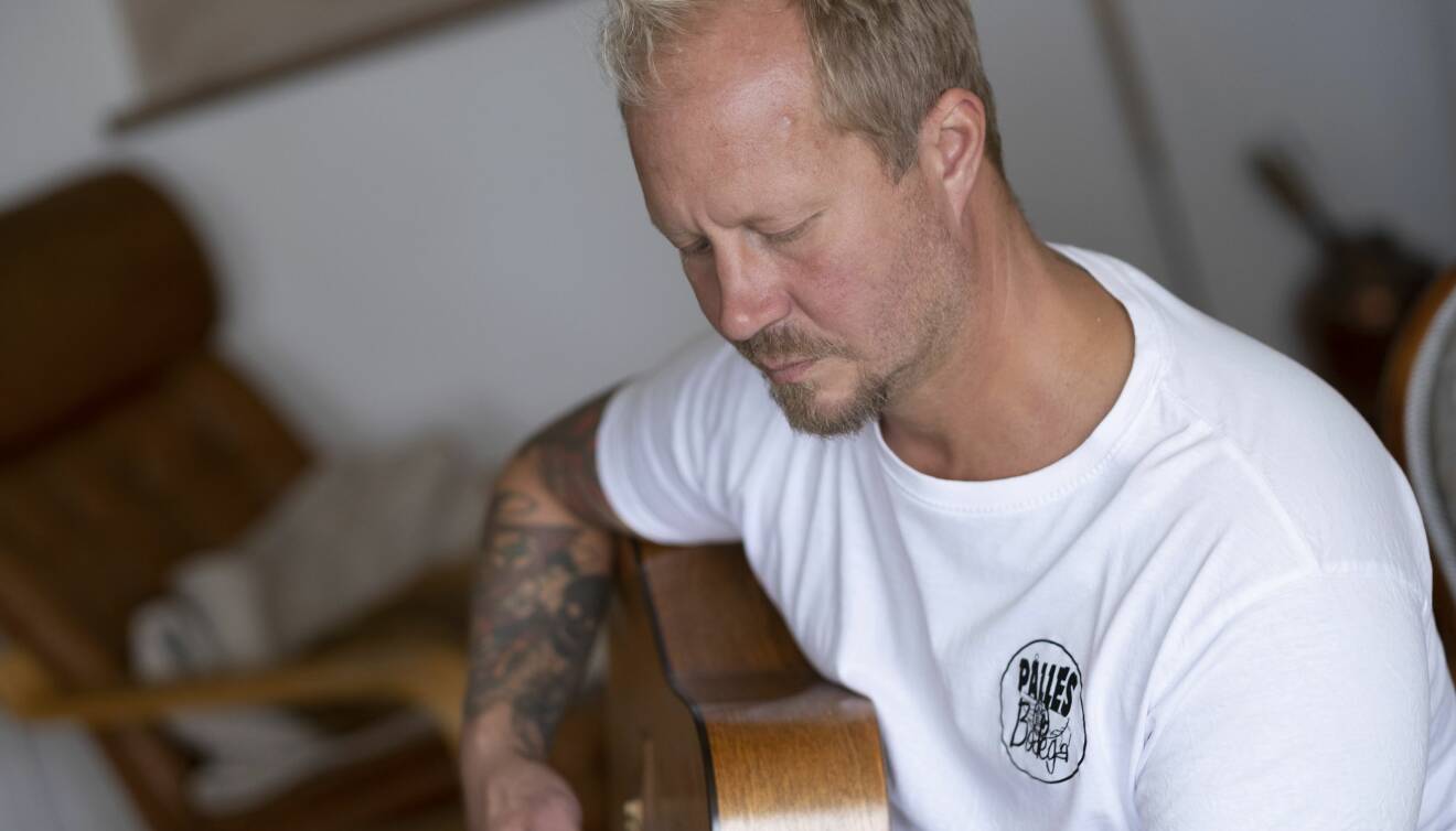 Jon-Erik "Jeja" Andersson med gitarren.