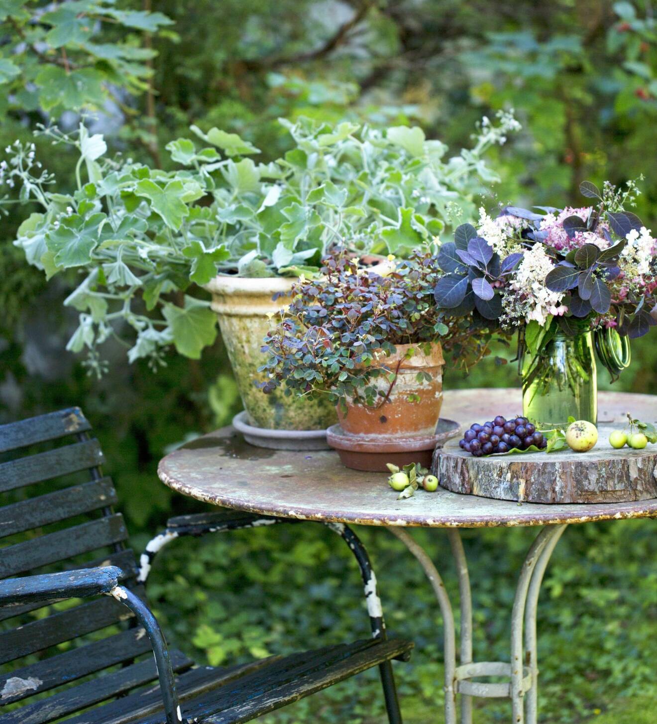 På ett bord i trädgården, på terrassen eller balkongen blir det vackert att samla krukor, vaser och fina småsaker.