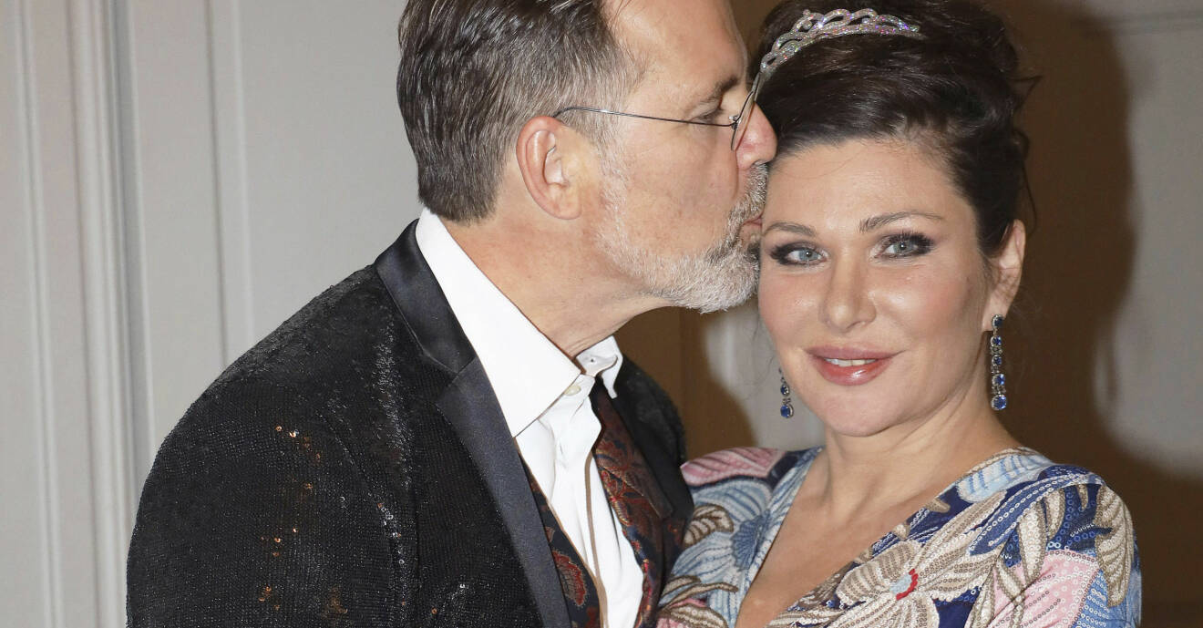 Anders Borg pussar Dominika Peczynski på kinden.