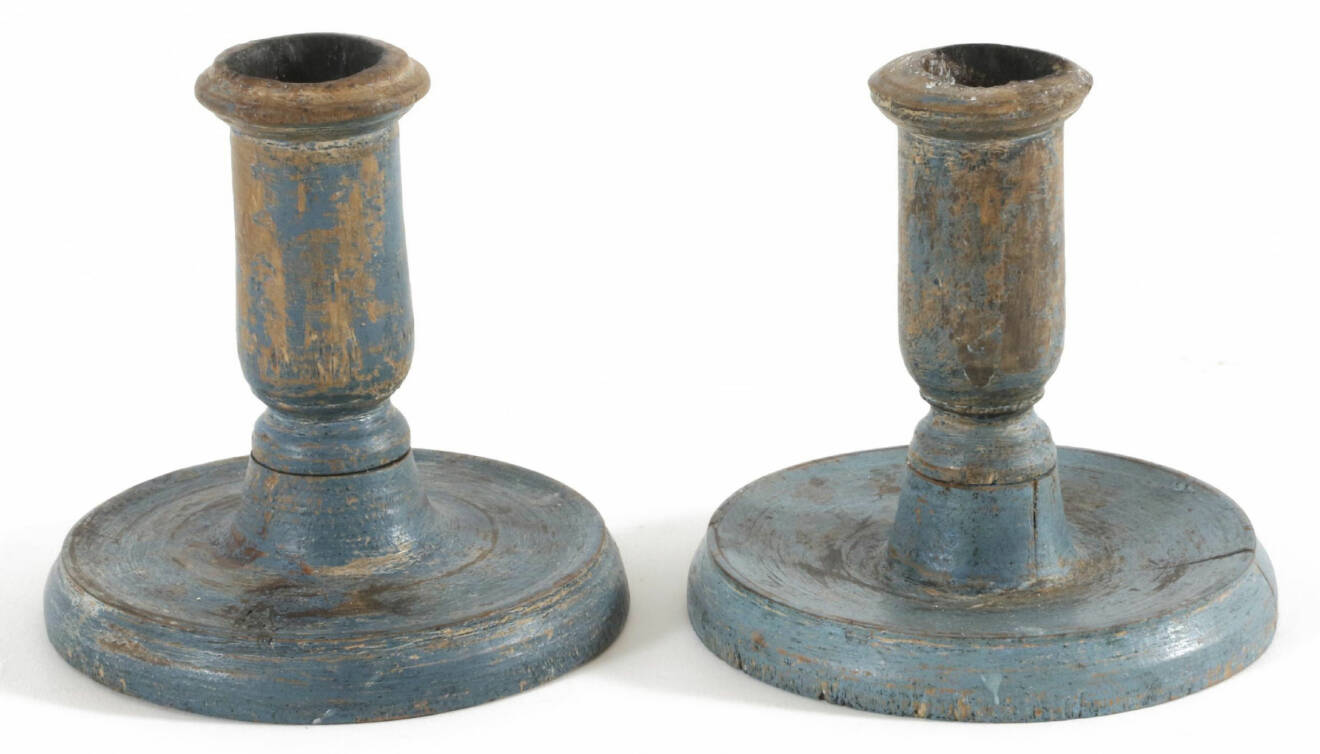 Två träljusstakar med avskavd blå originalfärg från 1800-talet
