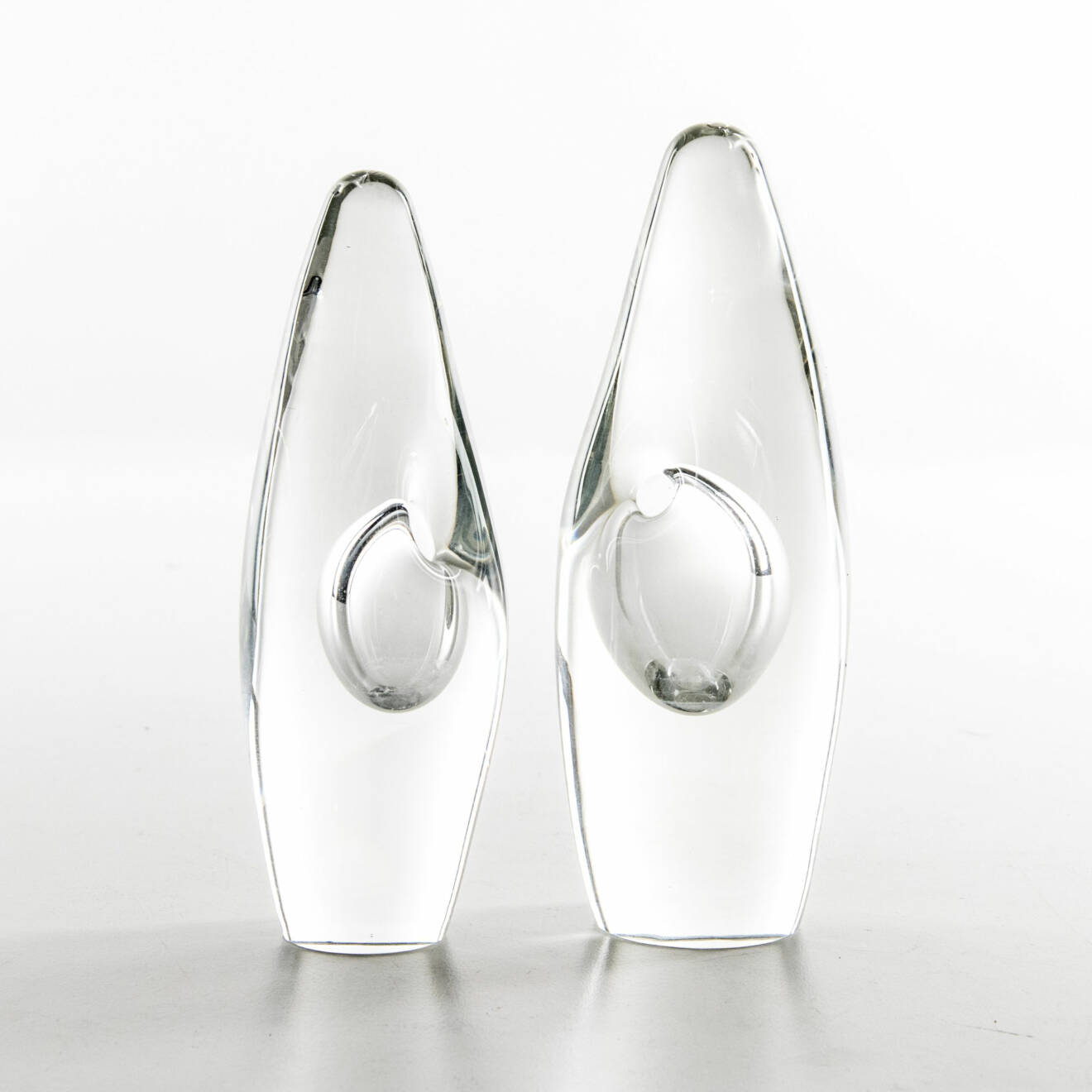 Två av Timo Sarpanevas asymmetriska glasföremål Orkidea.