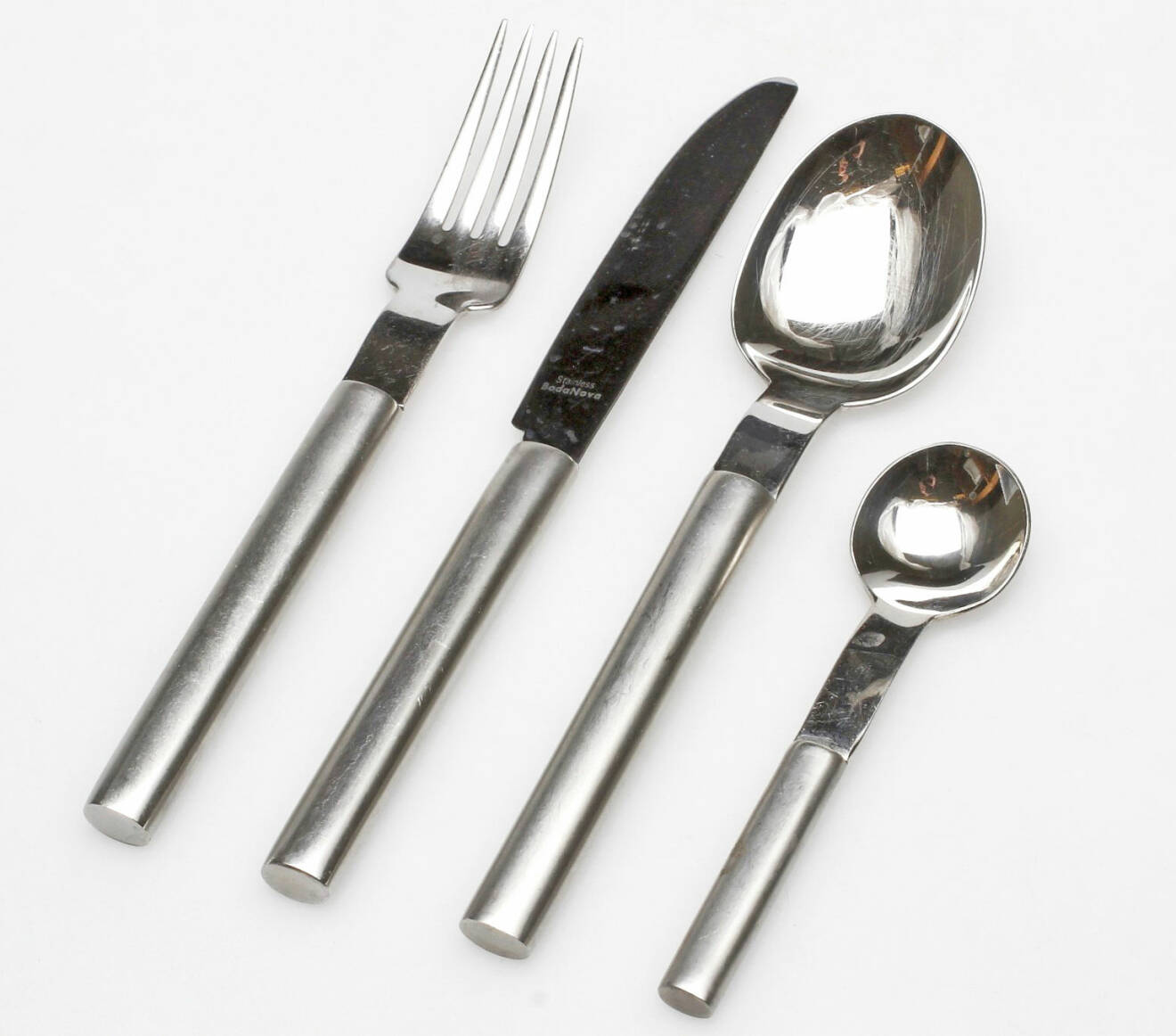 Gaffel, kniv, matsked och tesked i silver från serien Boda Nova.