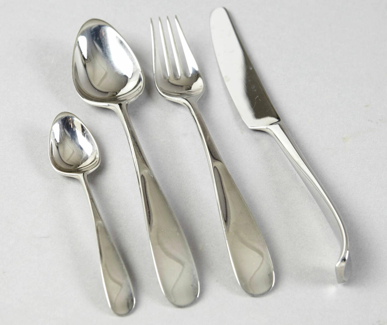 Tesked, matsked, gaffel och kniv i silver i serien Vivianne av Torun Bülow-Hübe.
