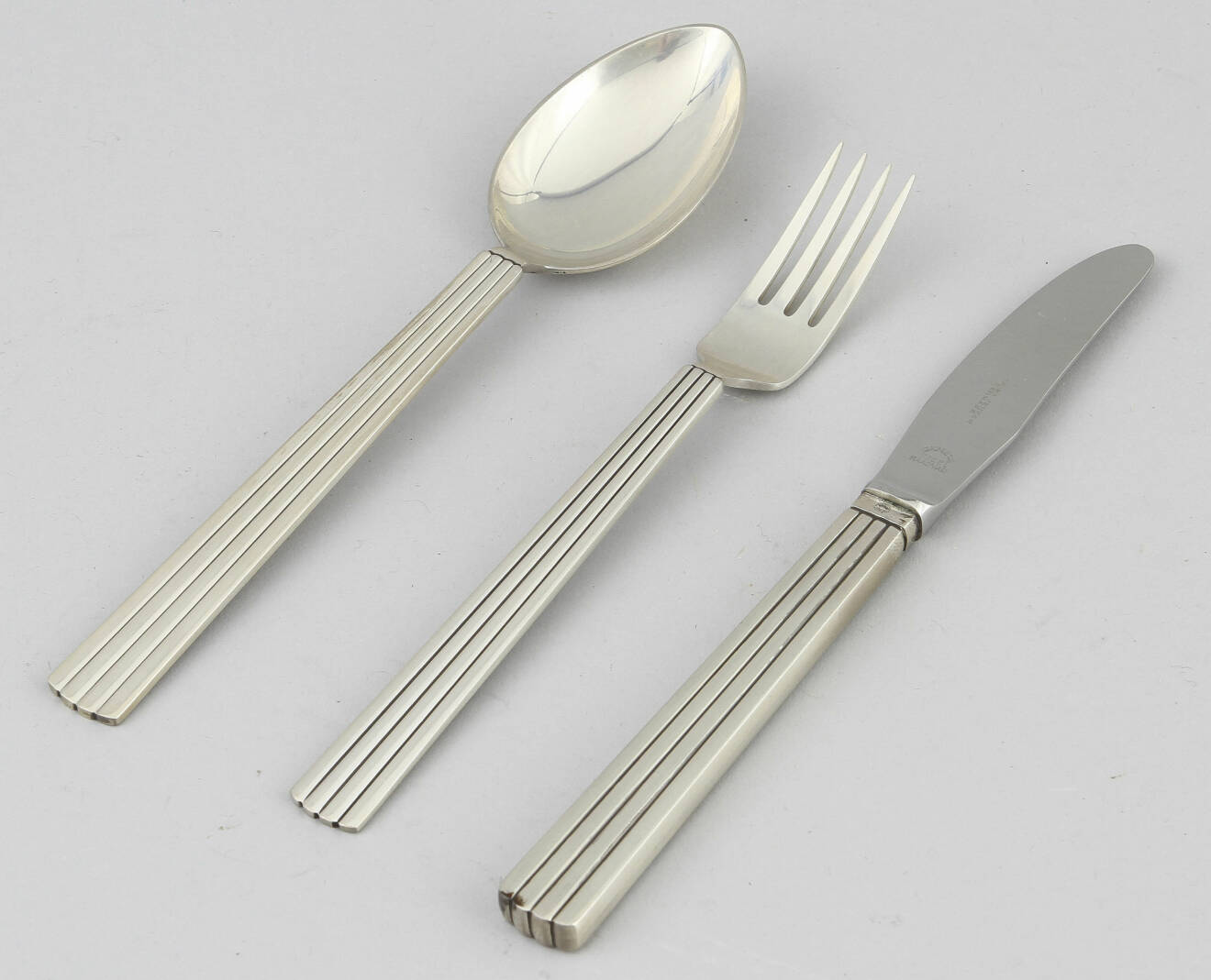 Sked, gaffel och kniv i silver i serien Bernadotte.