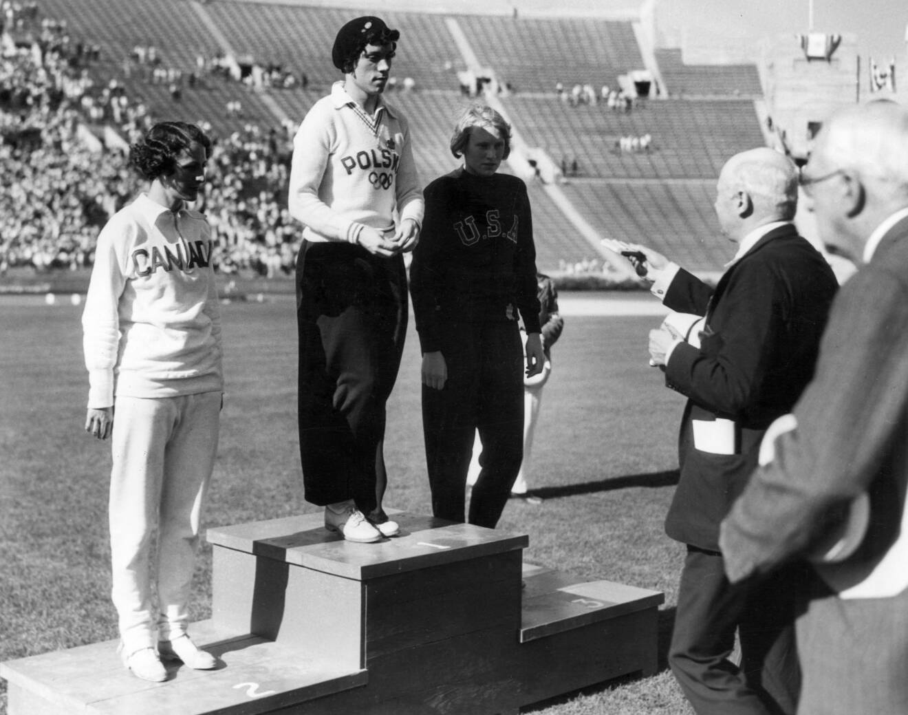 Stella Waalsh på prispallen under OS i Los Angeles 1932