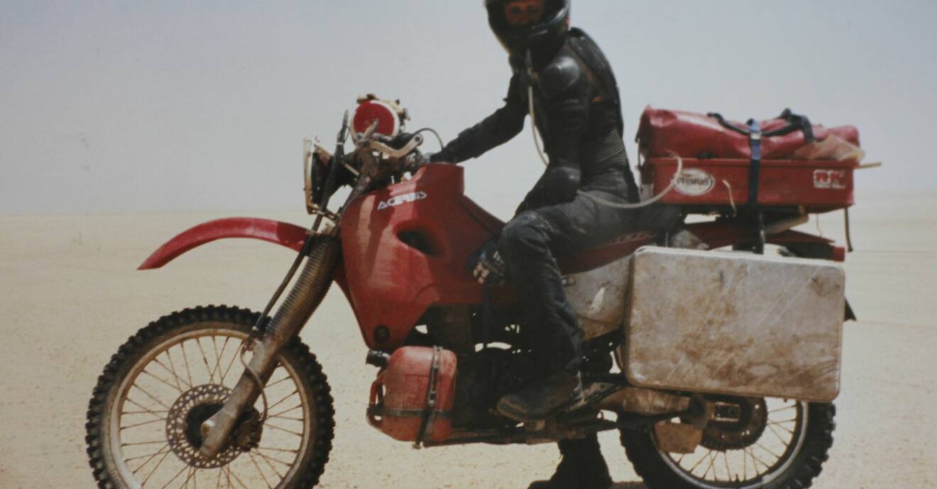 Mikael sitter på sin motorcykel och bilden är tagen den gången när han åkte motorcykel mellan Kapstaden i Sydafrika och Sverige.