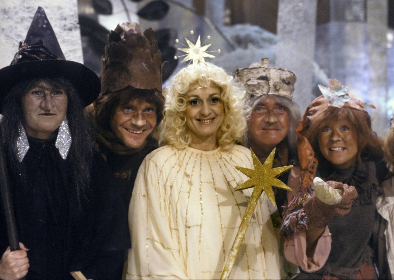 Bild på några av skådespelarna i julkalendern Trolltider.