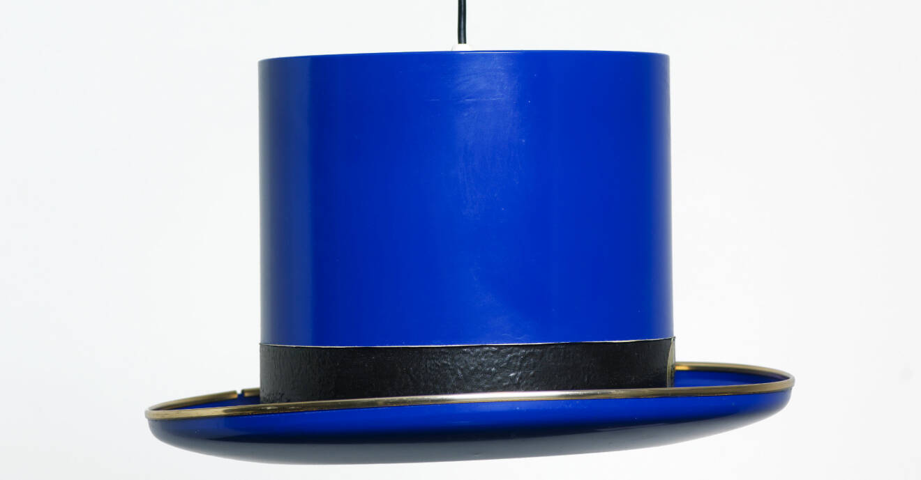 Blå lampa formad som en hatt.