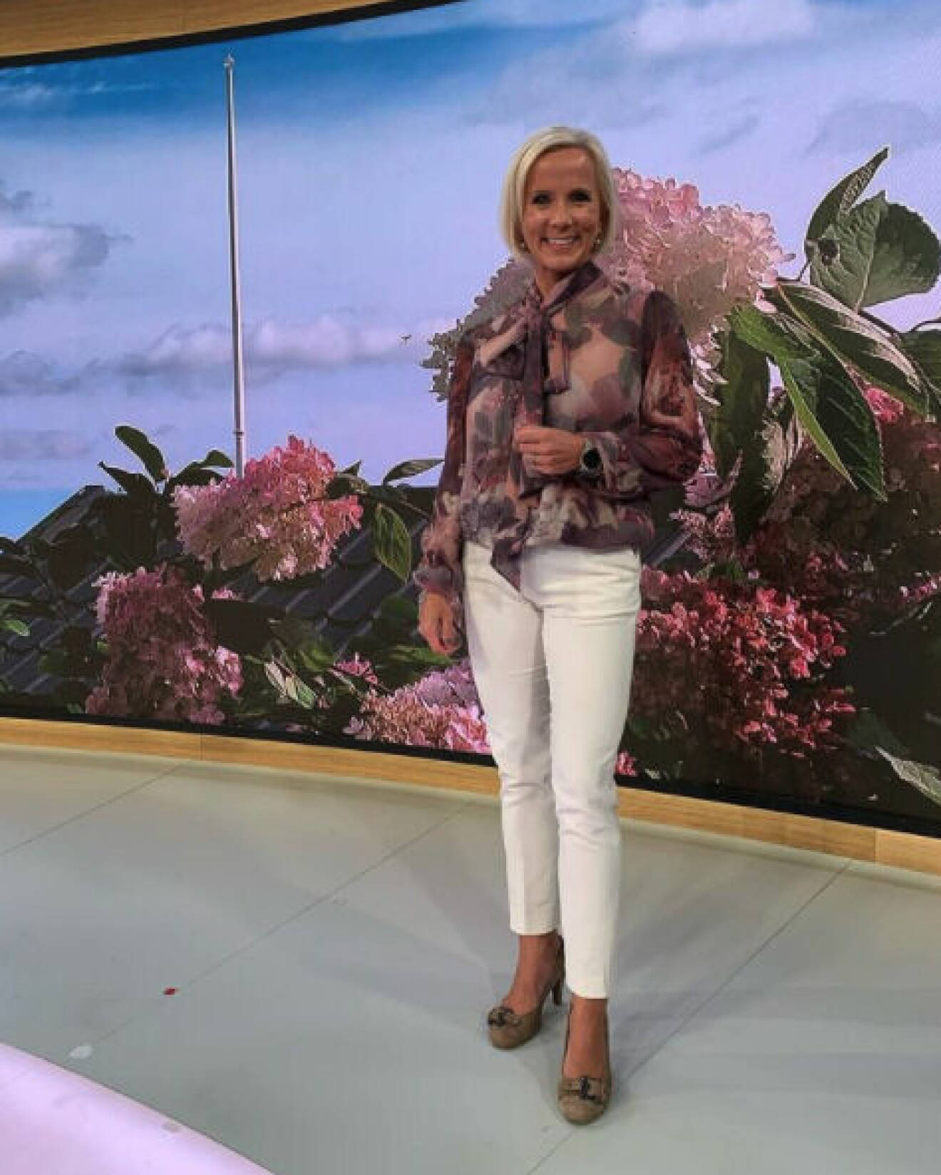 Ulrika Elvgren väder TV4 blommig knytblus