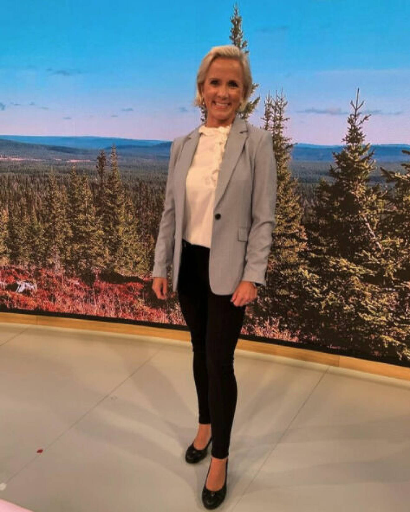 Ulrika Elvgren väder TV4 vit volangblus och grå kavaj