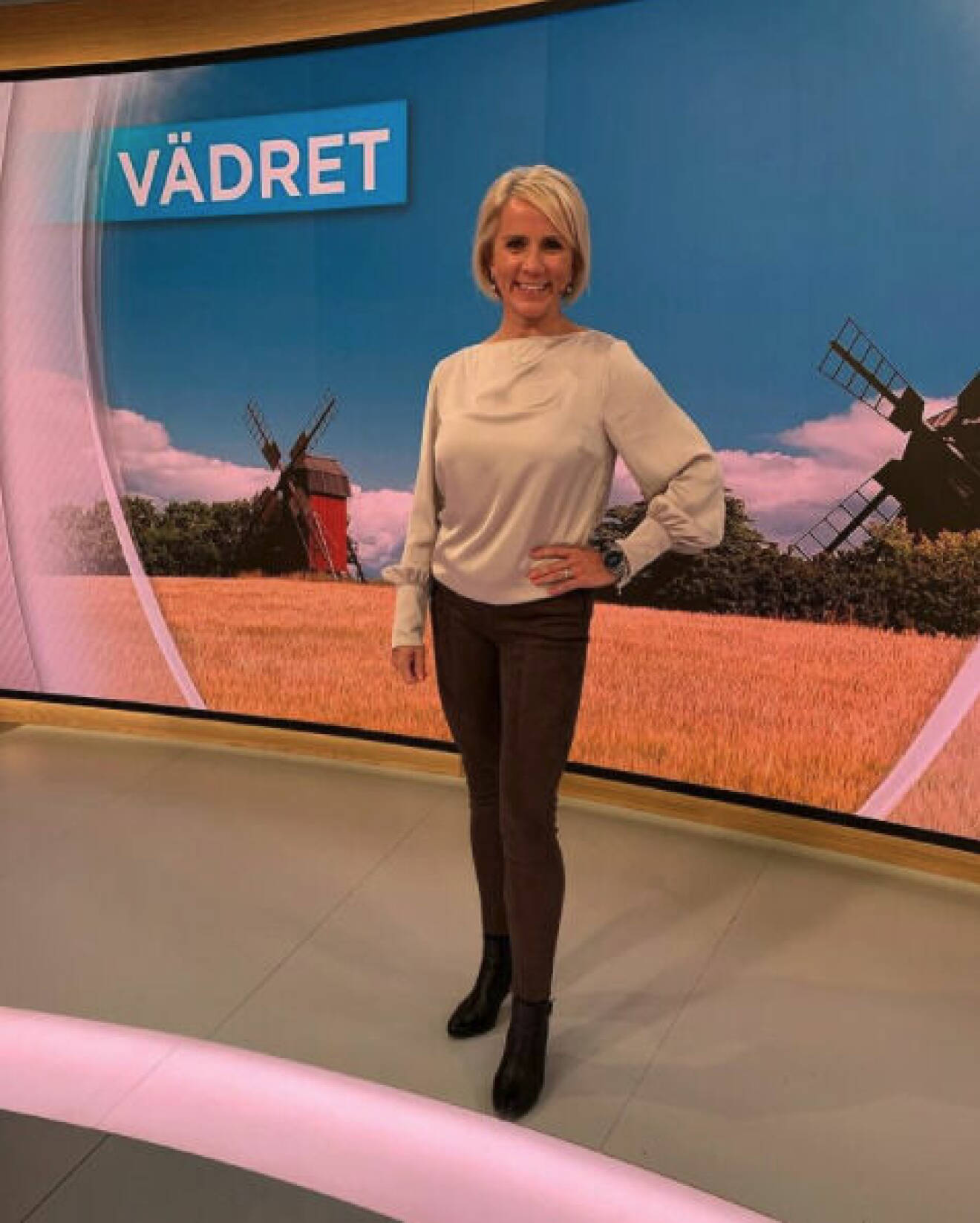 Ulrika Elvgren väder TV4 beige blus