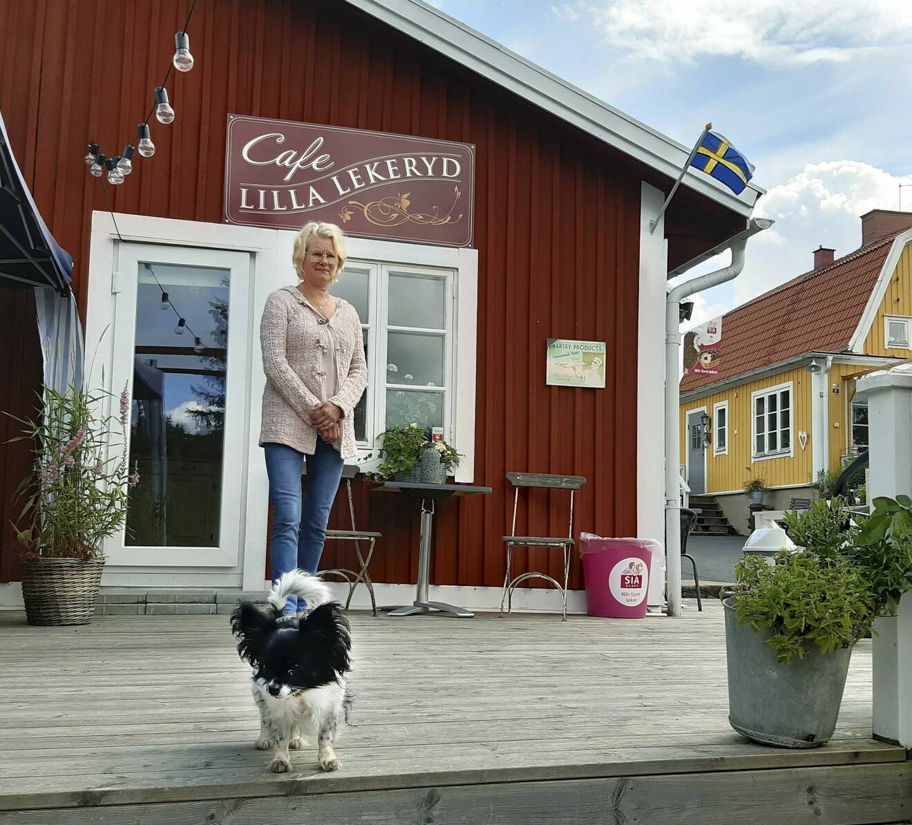 Annelie står framför kaféet hon har öppnat hemma på gården – Café Lilla Lekeryd