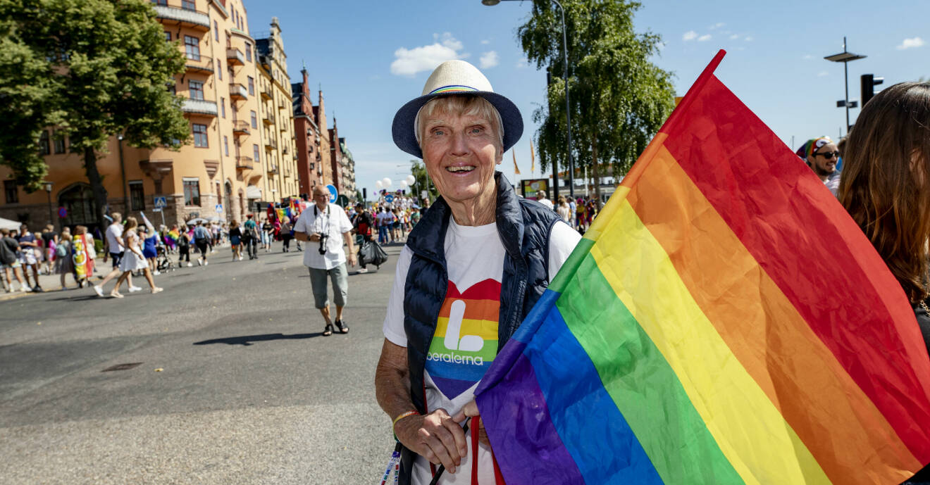 Riksdagspolitikern Barbo Westerholm bär på en regnbågsflagga under Pridefestivalen i Stockholm 2019.