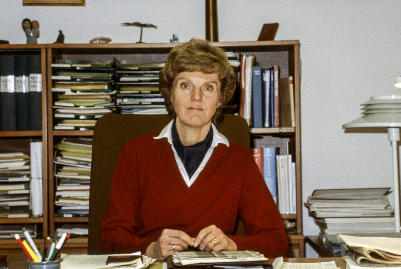 Barbro Westerholm vid sitt skrivbord år 1984 då hon jobbade som generaldirektör för Socialstyrelsen.
