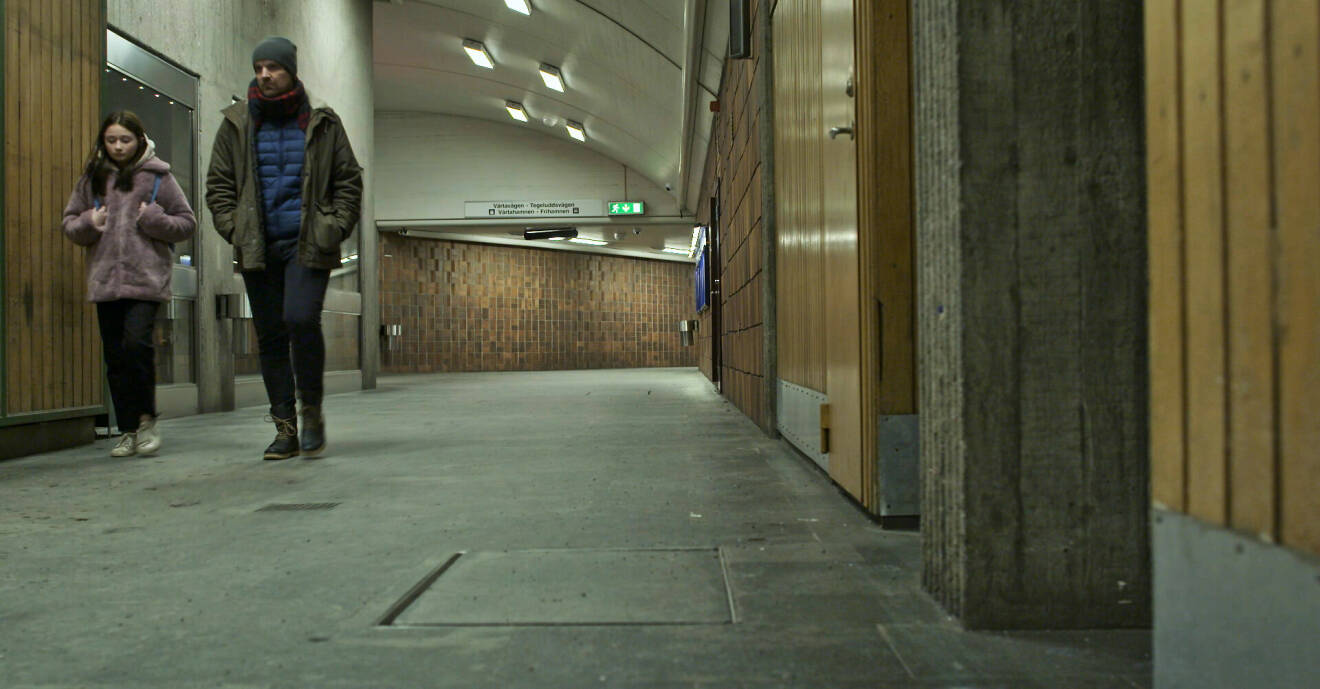 En ung flicka och en man går bredvid varandra i en tunnelbanestation. Bild hämtad ur SVT-serien En kropp till salu.