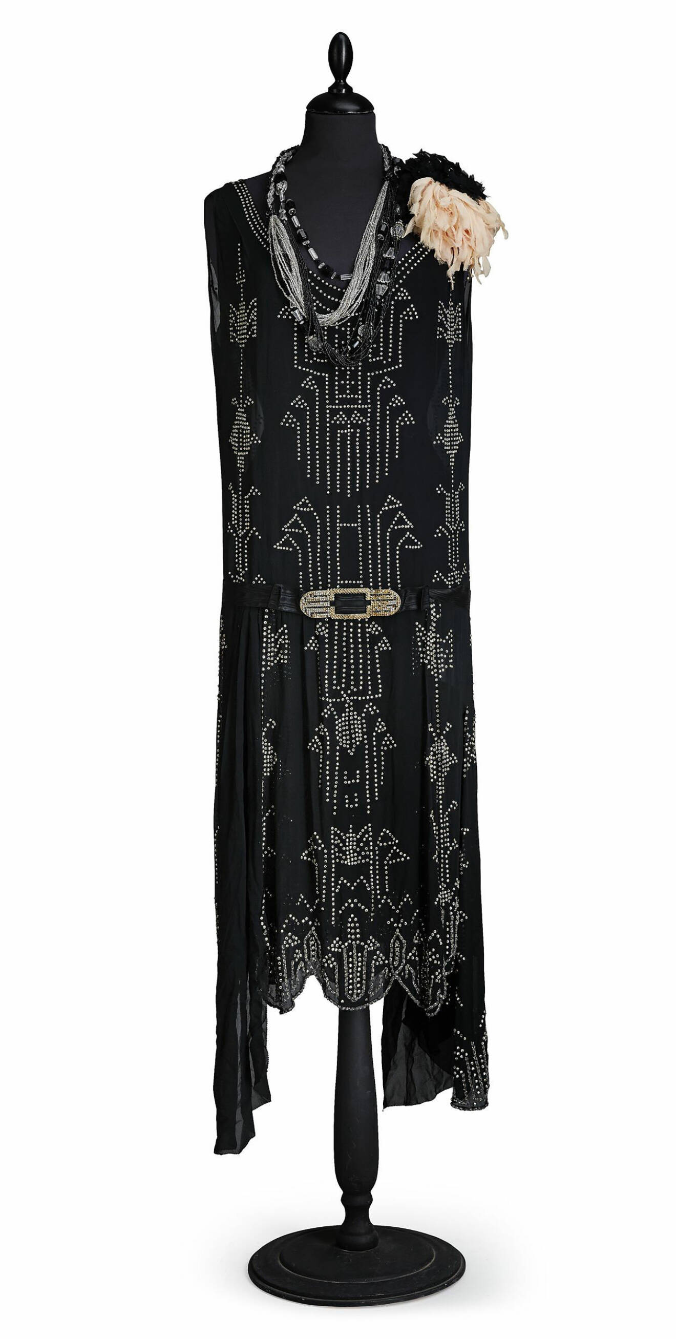 Svart glasbrodyrförsedd charlestonklänning från 1920-talet.