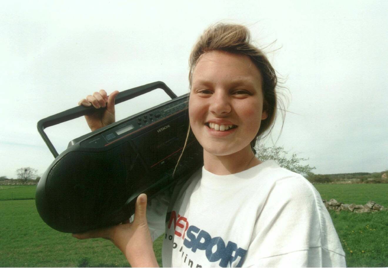 Sanna Nielsen som elvaåring med bärbar bandspelare på axeln.