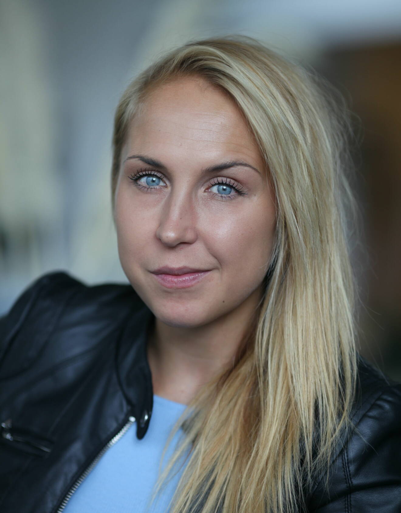 Elin Härkönen siktade mot VM i voltige när hon bröt nacken. Hon kämpade sig upp till en karriär som elitidrottare när nästa smäll kom – pojkvännen Paolo Roberto greps vid en bordellrazzia och dömdes för att ha köpt sex.