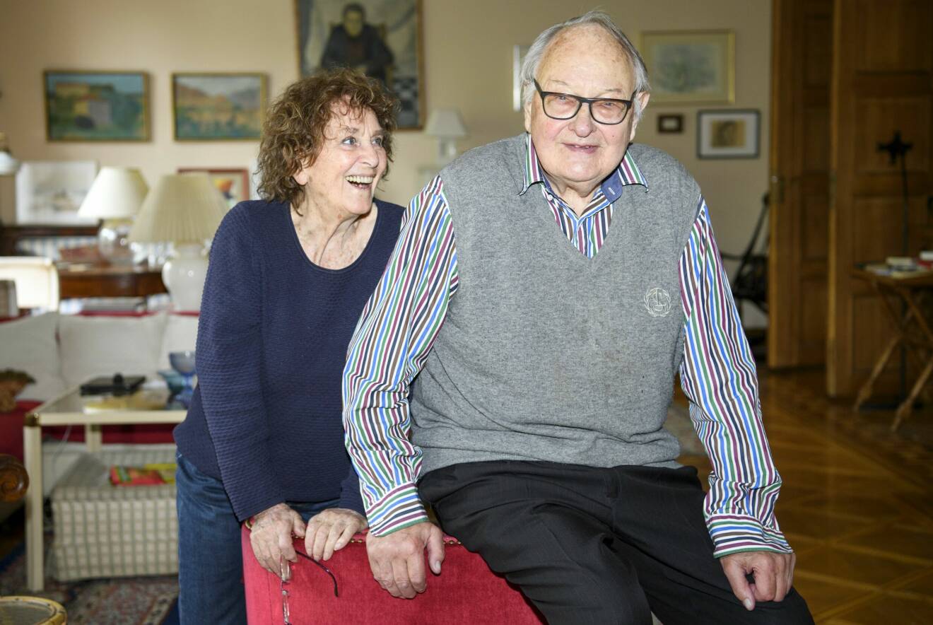 Siw Malmkvist glatt leende mot sin 90-årige livskamrat Fredrik Ohlsson i hemmiljö.