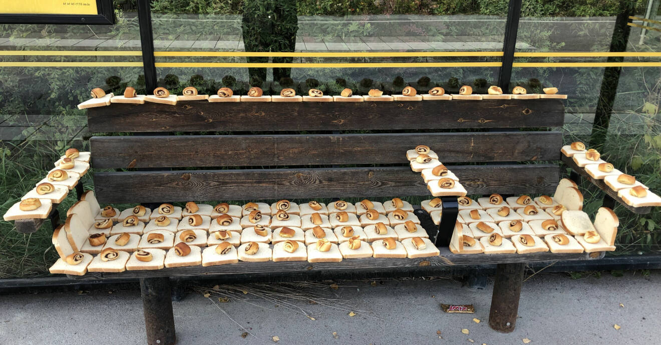 En bänk kläddes helt in i bröd och bullar i Uppsala.