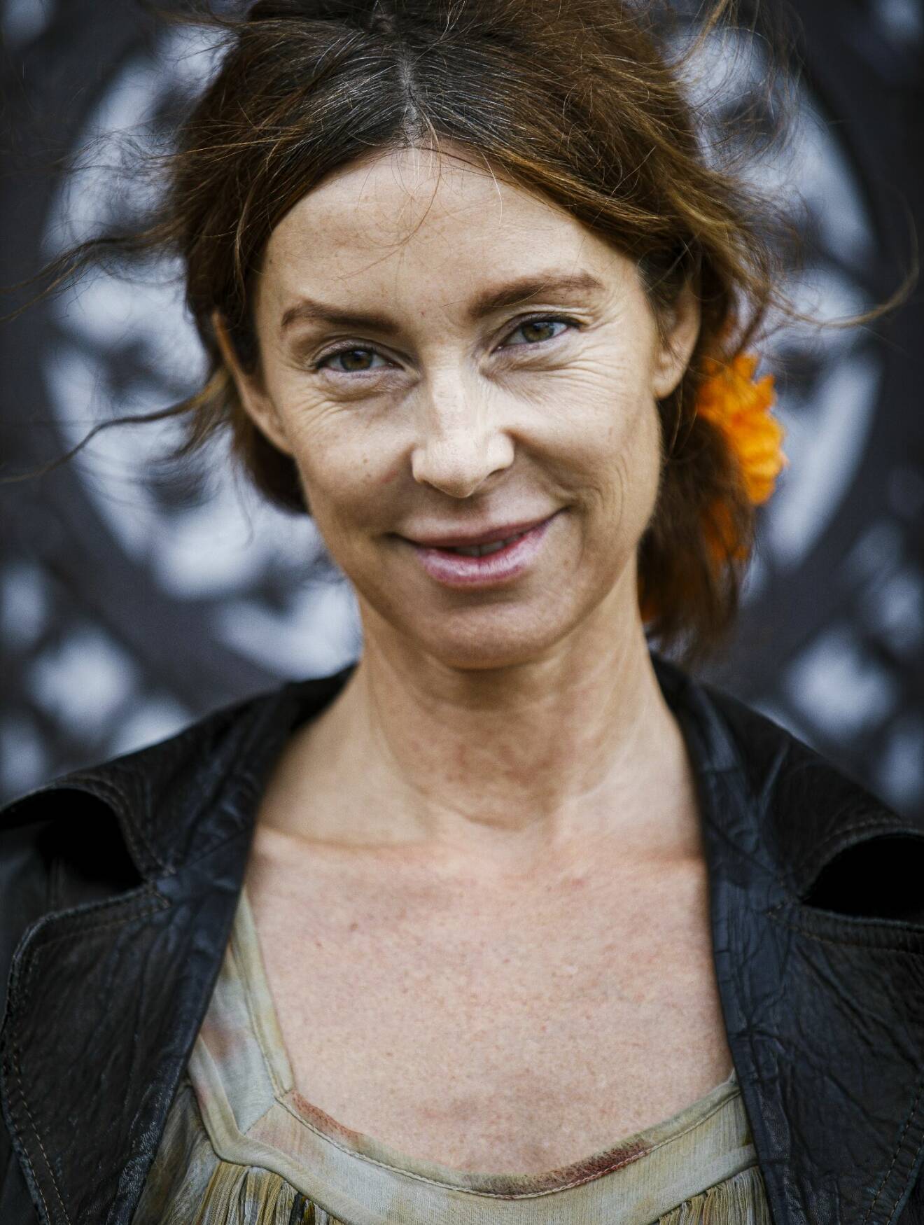 Porträtt av Marie Olsson-Nylander som är känd från Husdrömmar i SVT.