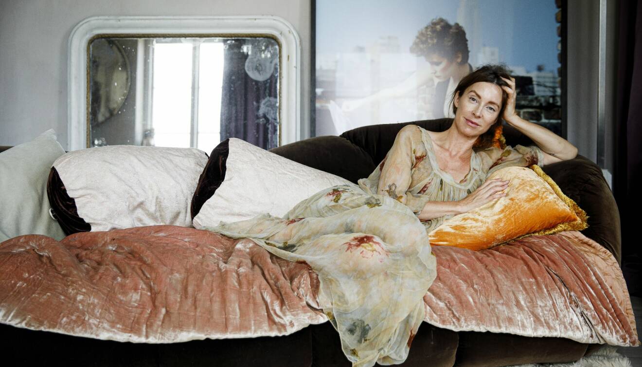 Tv-inredaren Marie Olsson-Nylander ligger i en säng och berättar om sin kamp mot bröstcancer.