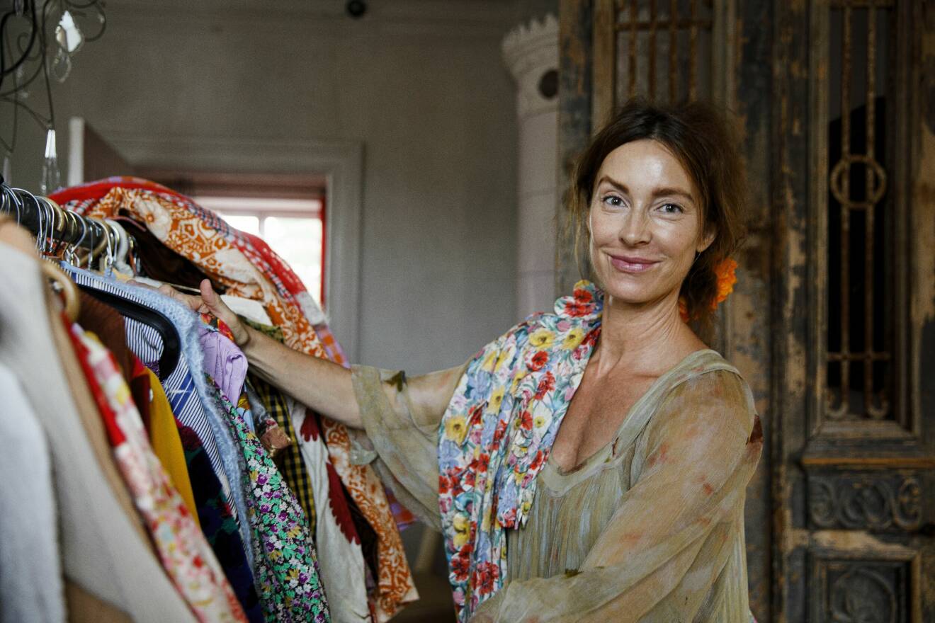 Marie Olsson-Nylander tittar på kläder, hon vet nu att det finns ett liv efter bröstcancern.