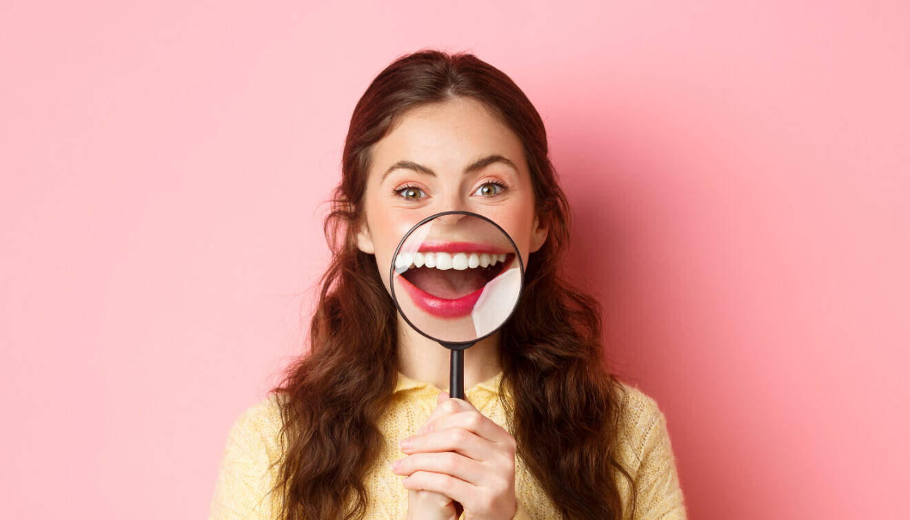 Kvinna med öppen mun, har kanske tandlossning